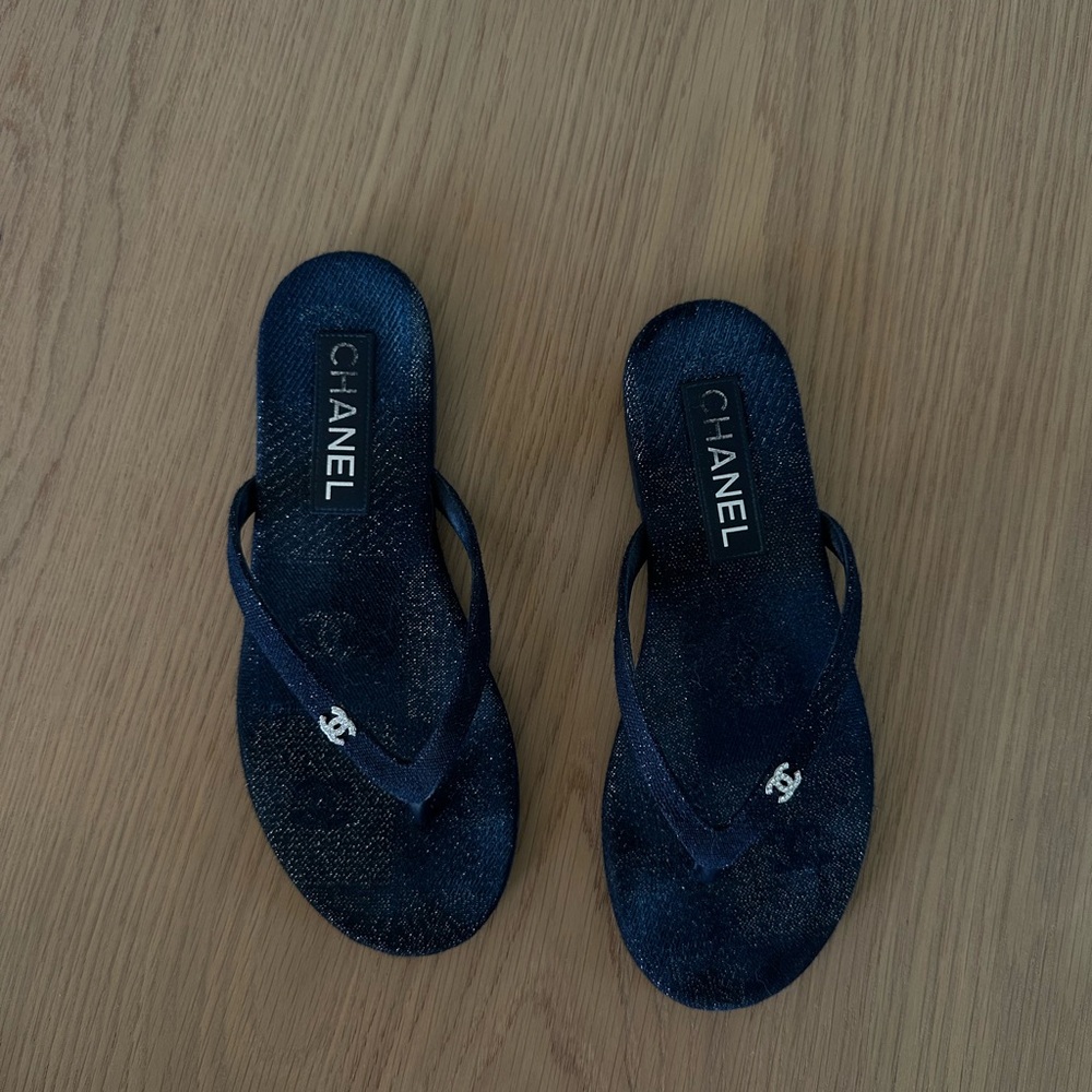 Chanel denim flip flops 37